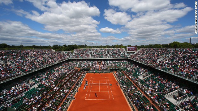 The crowd watches Williams and Vinci play on June 2.