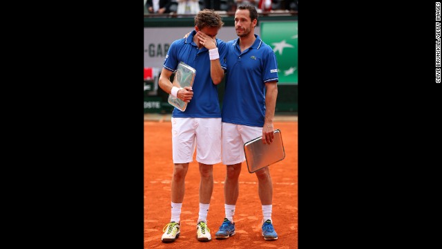 Michael Llorda consoles Nicolas Mahut after their defeat in the men's doubles final on June 8. 