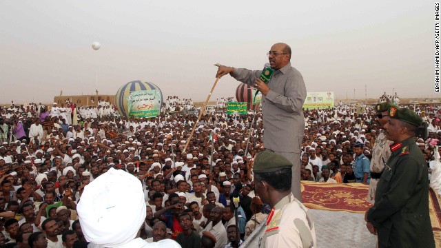 Sudanese President Omar al-Bashir speaks to a crowd of people in north Khartoum, on June 8, 2013. Bashir ordered a halt to the flow of oil from South Sudan, less than two months after southern crude began moving again.