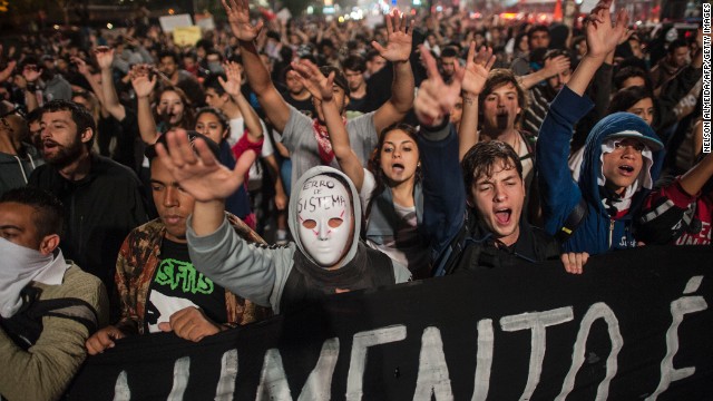 Jóvenes y policías se enfrentan en Sao Paulo tras aumentos al transporte