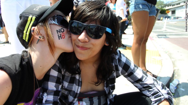 Shannon Cram kisses her girlfriend Michelle Molina at the 43rd Los Angeles Pride Parade on June 9. 