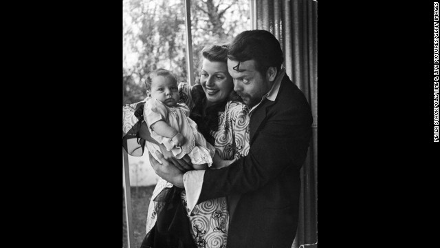 Orson Wells, Rita Hayworth and daughter Rebecca, 1945. 