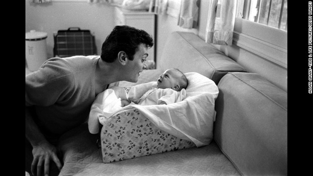 Tony Curtis with daughter Jamie Lee, 1959.