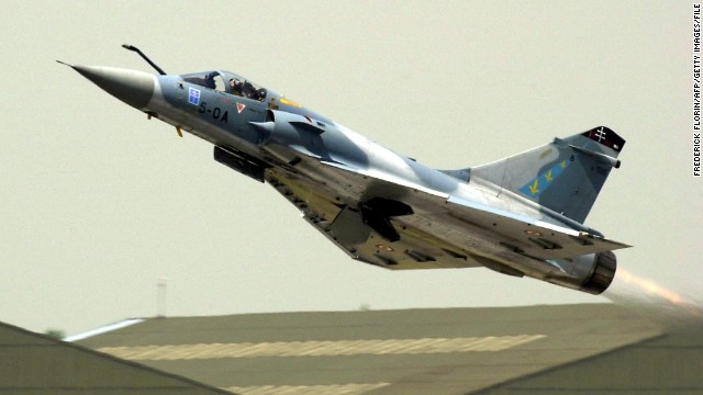 A French fighter jet Mirage 2000 takes off at Le Bourget's runaway area on June 20, 2001 at the 44th Paris Airshow.