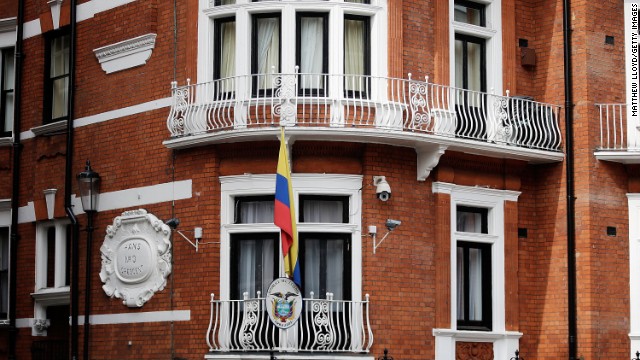 Autoridades hallan un micrófono espía en la embajada de Ecuador en Londres