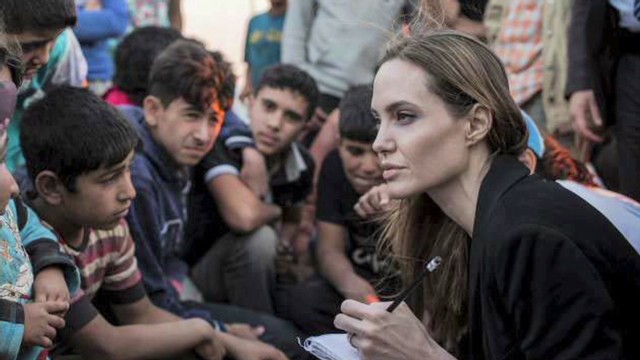Angelina Jolie remembers Syria refugees