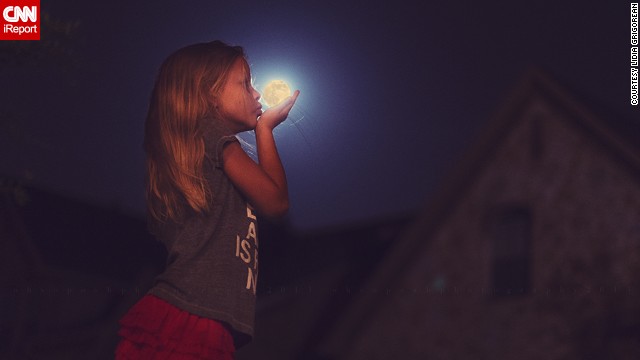 Photographer <a href='http://ireport.cnn.com/docs/DOC-994687'>Lidia Grigorean</a> had her eight-year-old daughter give the moon a goodnight kiss in McKinney, Texas. 