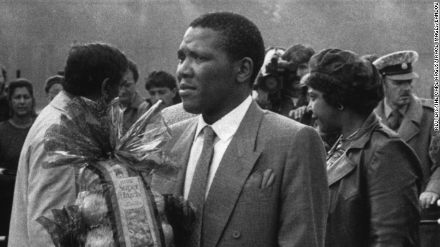 Makgatho Mandela carries a fruit basket before a 1989 ferry trip to Robben Island Prison, where his father spent much of his 27-year incarceration.