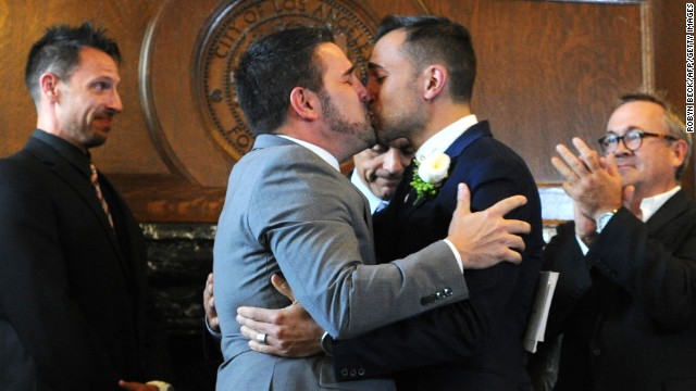 Grupos opositores piden revertir orden sobre matrimonio gay en California