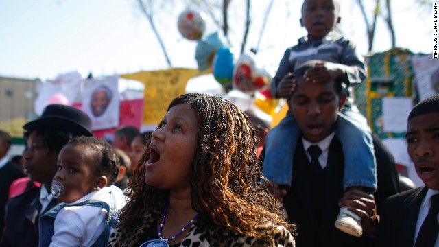 Crowds gather to support Mandela