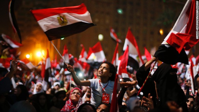 Egipto tiene un gobierno interino bajo vigilancia militar