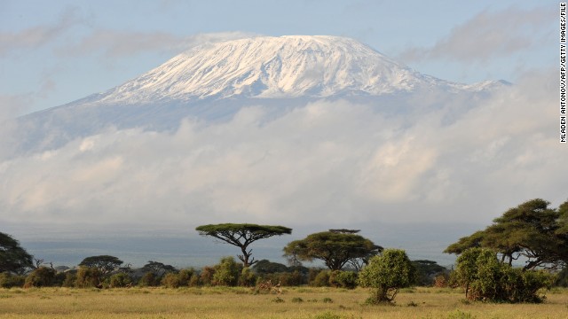 Conhecido como o "Roof of Africa", Kilimanjaro é a montanha mais alta do continente e de destino mais popular do continente para trekkers.  Pico: 5.895 metros.