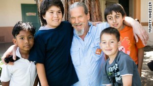 Jeff Bridges posa com algumas crianças da escola que ele conheceu através Share Our Strength