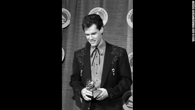 Travis poses for photos after winning the Grammy for Best Male Country Vocal Performance in 1988.