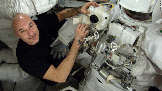La NASA aborta una caminata espacial por problemas con un casco