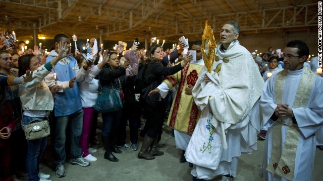 Sacerdotes cantantes reviven la Iglesia Católica en Brasil