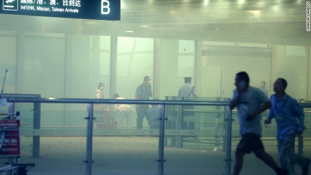 Un hombre detona unos explosivos en el aeropuerto de Beijing