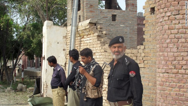 Al menos 175 prisioneros escapan tras ataque talibán a una prisión en Pakistán