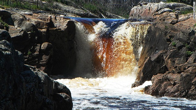 Sin GPS ni satélites, un explorador descubre 7 cascadas en Canadá