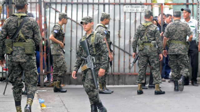 El presidente de Honduras ordena el ingreso del ejército a una prisión