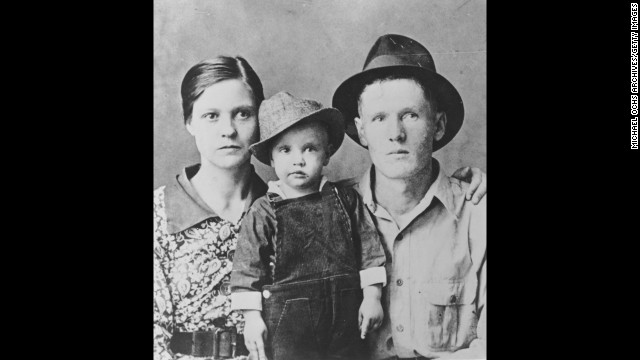 Elvis poses for a family portrait with his parents Gladys Presley and Vernon Presley in Tupelo, Mississippi, in 1937.