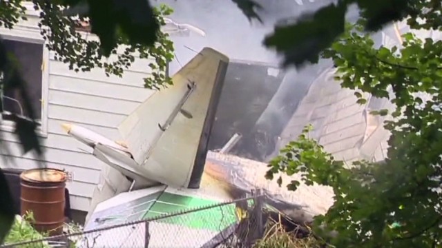 Avión cae sobre un vecindario de Connecticut y deja cuatro muertos