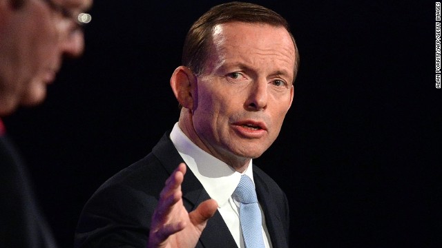 Tony Abbott (R) debates Australian Prime Minister Kevin Rudd at the National Press Club in Canberra, August 11, 2013. 