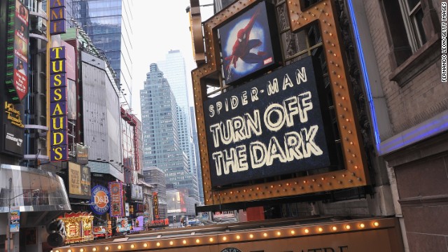 Spiderman pierde su telaraña y cae durante una obra teatral en Broadway