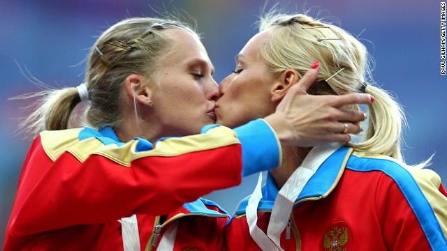 Atletas rusas niegan haberse besado en protesta por leyes antigay