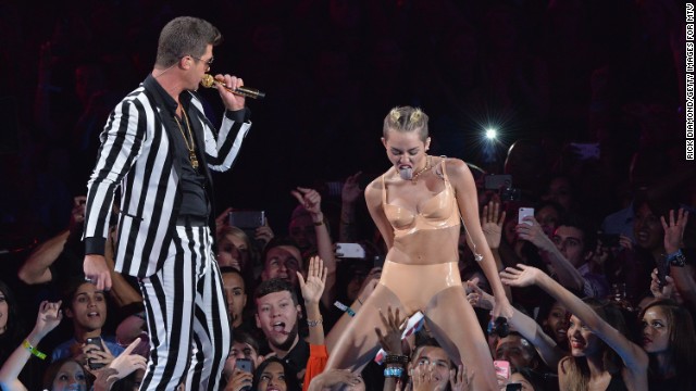 El baile erótico de Miley Cyrus en los premios MTV desata polémica en las redes sociales