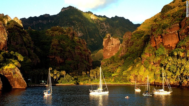 Nuku Hiva is suited for those who like hiking through jungle or horseback riding across unspoiled land. It has volcanic cliffs and thousand-foot waterfalls, with water that evaporates before it touches the ground. 