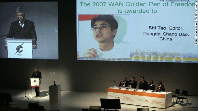 The president of the World Editor Forum, George Brock, announces the Golden Pen for Freedom award to Shi Tao in 2007.