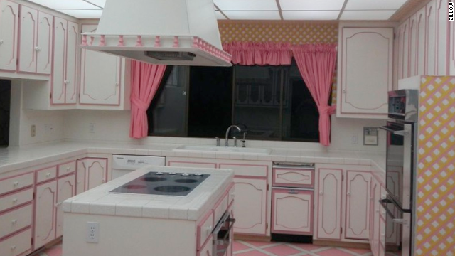 Just think of all the canned foods you can heat up in this luxury kitchen!