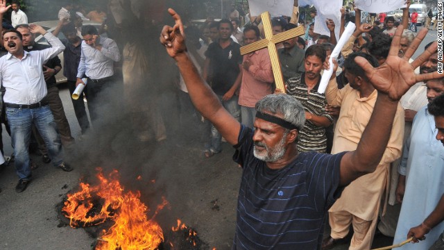 Atacantes suicidas matan a 77 personas en una iglesia de Pakistán