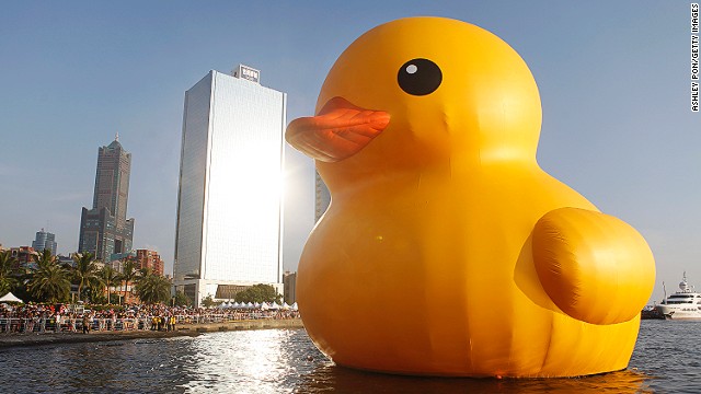 The famed yellow bird arrived in Taiwan in September. It was docked at Kaohsiung City until October 20, before floating to Taoyuan, then Keelung in northern Taiwan. Eleven days after arriving in Keelung City Harbor, the duck burst. 