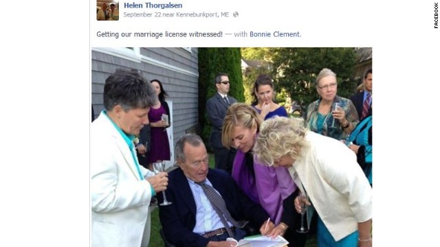 George Bush padre, testigo en una boda de lesbianas