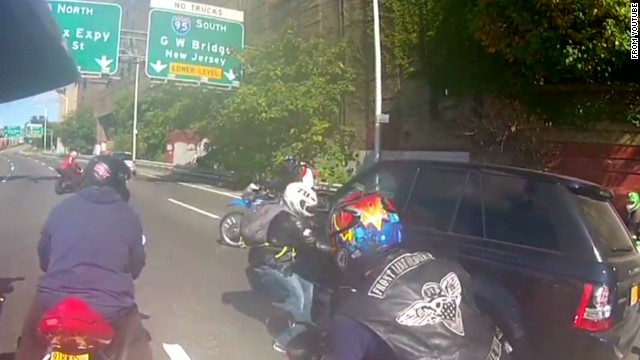 Una pandilla de motociclistas persigue un coche familiar tras incidente vial