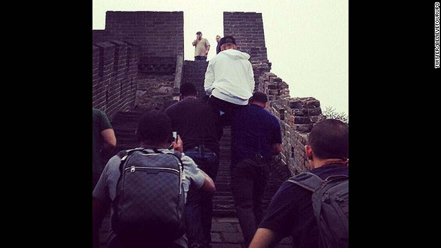 Saving his energy for his fans? Justin Bieber was snapped letting his bodyguards carry him up the stairs at the Great Wall of China the day after his Beijing concert. 