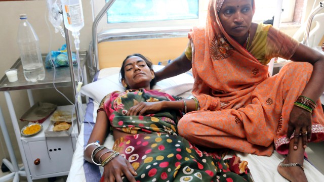 Suben a 115 los muertos por estampida en India