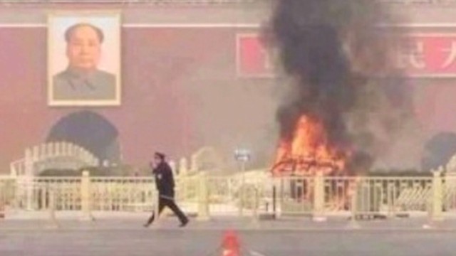 China censura fotos del choque en Tiananmen mientras investiga el caso