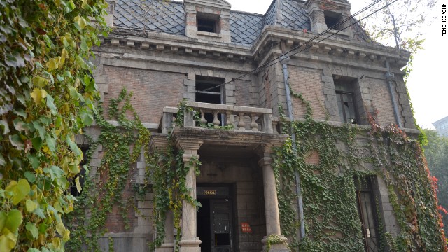 This locally famous "haunted house" is on one of the busiest streets in Beijing. Now that Halloween has rolled around, locals are flocking to the century-old building for seasonal thrills. 
