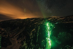 Una luz que brilla en las cataratas congeladas de Noruega