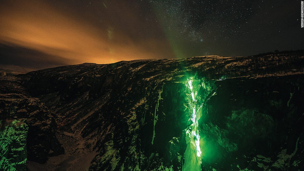 Una luz que brilla en las cataratas congeladas de Noruega