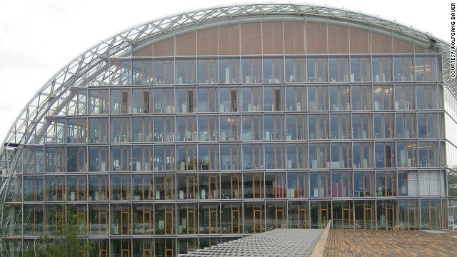Architect: Ingenhoven Architects.<!-- -->
</br>Located in Luxembourg, the building is the headquarters of the European Investment Bank.<!-- -->
</br>The V-shaped offices, which are linked with one another by atriums and winter gardens, are fully spanned with glass.