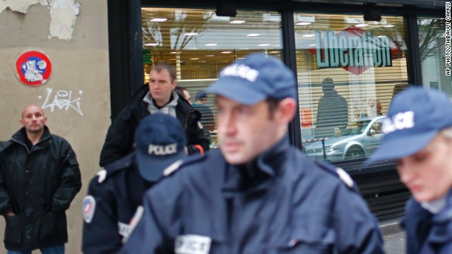 Un hombre armado dispara contra las oficinas de un periódico en Francia