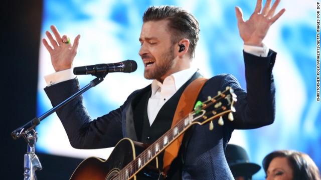 Justin Timberlake takes the stage. He won the first award of the evening: favorite pop/rock male.