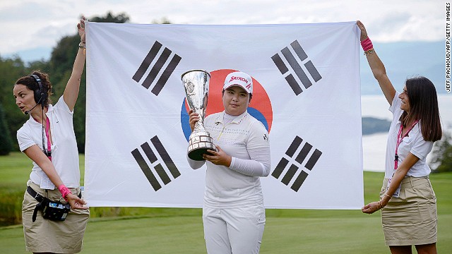 세계 100 여성 골퍼 중 (38)는 한국어입니다.  상위 10 개 중 네는 한국어입니다.  2012 에비앙 마스터스 골프 대회 우승 후 여기 사진, Inbee 공원은 여성의 골프 상위권 선수이다.