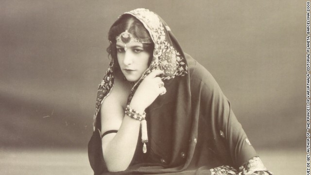 The Maharajas often commissioned valuable emerald jewelry for both themselves and their wives from top Paris jewelry houses. In this picture The Maharani of Kapurthala (born Anita Delgado) wears an emerald harem of the crescent in London in 1912.