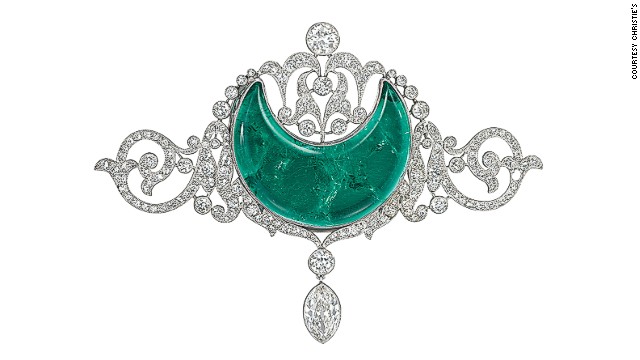 The head-piece that the Maharani wore was later adapted as a brooch. Apart from using the stones for jewelry, the Maharajas often asked for verses of the Koran to be carved into the stones, giving them a divine aspect. 