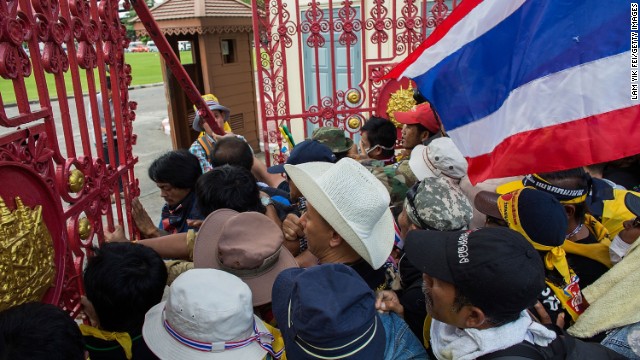 Opposition protesters in Bangkok say they plan to march towards the headquarters of Prime Minister Yingluck Shinawatra's ruling party on Friday, as they continue their campaign to overthrow her.